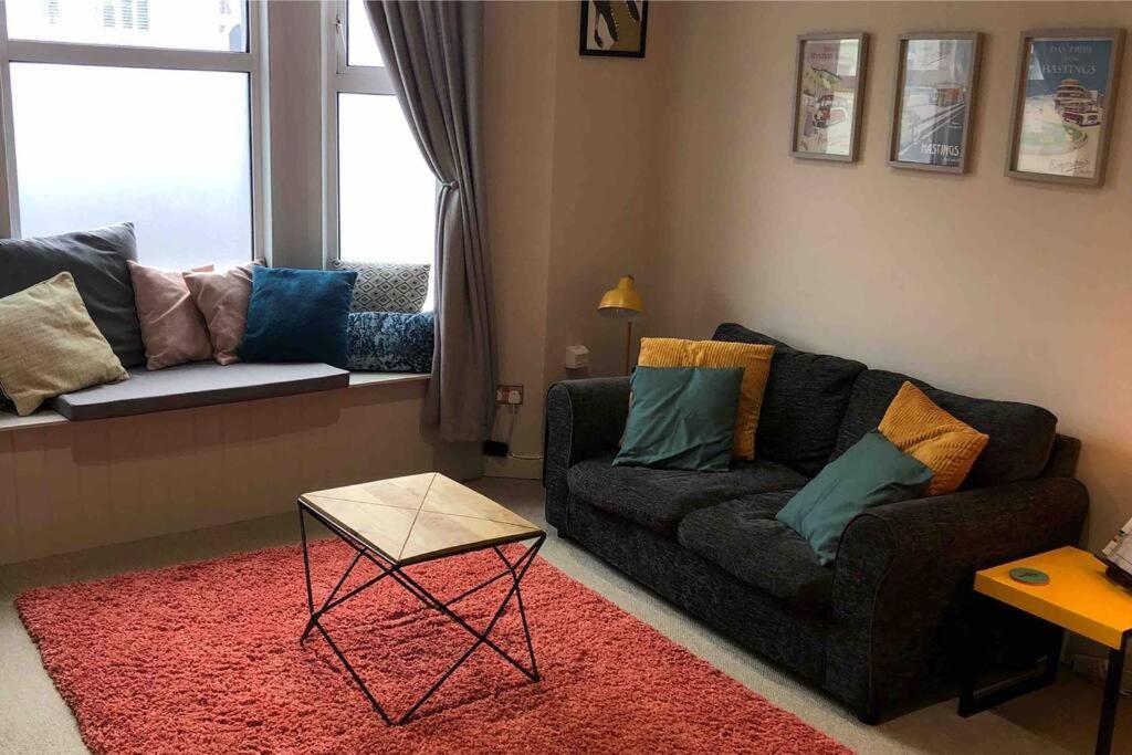 Charming, Bright, Hilltop Apartment. 哈斯丁 外观 照片