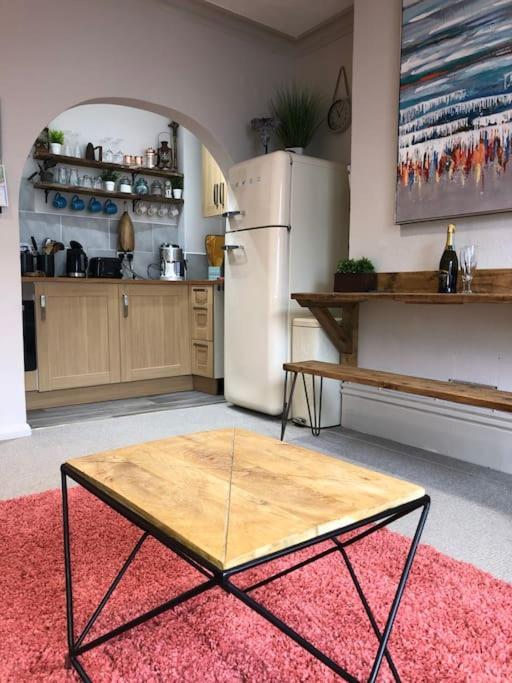 Charming, Bright, Hilltop Apartment. 哈斯丁 外观 照片