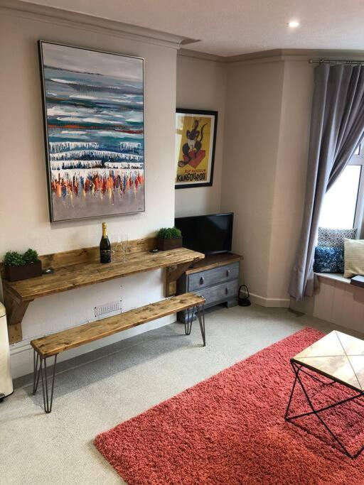Charming, Bright, Hilltop Apartment. 哈斯丁 外观 照片