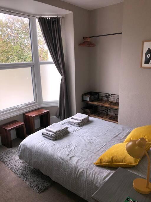 Charming, Bright, Hilltop Apartment. 哈斯丁 外观 照片